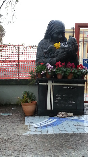 Statua di Madre Teresa - Napoli - Napoli, Campania.jpg