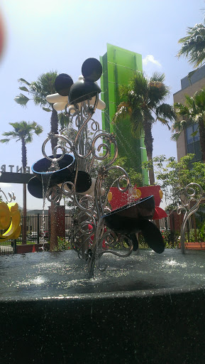 GC3 Mickeys Hands Fountain - Glendale, CA.jpg