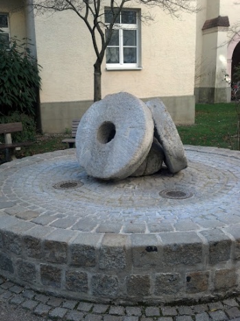 Drei MÃ¼hlsteine - München, BY.jpg