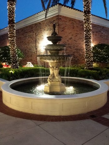 Hyde park Village Fountain 2 - Tampa, FL.jpg