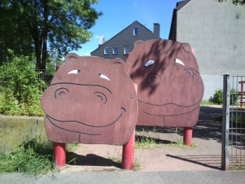 Nilpferde Am Spielplatz - Oberhausen, NRW.jpg