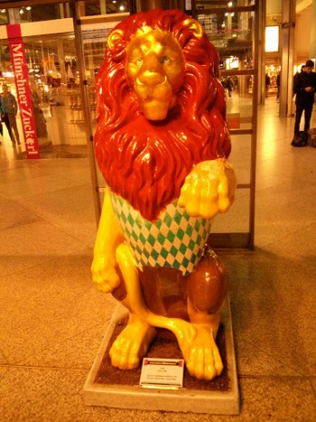 LÃ¶we Im Hauptbahnhof - München, BY.jpg
