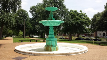 Fountain Park Fountain - St. Louis, MO.jpg