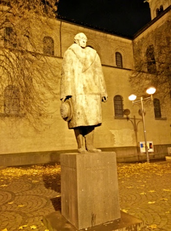 Bundeskanzler Konrad Adenauer Denkmal - Köln, NRW.jpg