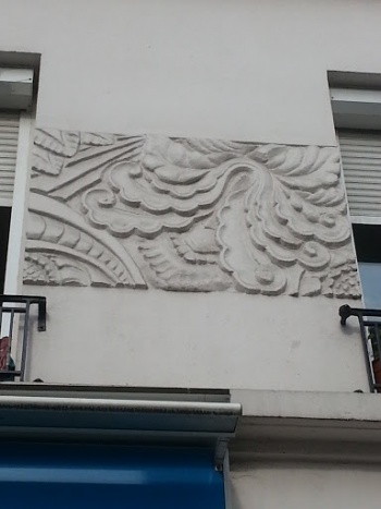 Sculpture De Raisin Et Fleurs - Courbevoie, Île-de-France.jpg