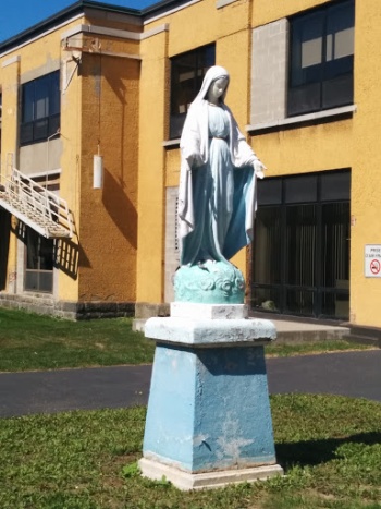 Statue D'une Religieuse Sur Un Serpent - Ville de Québec, QC.jpg