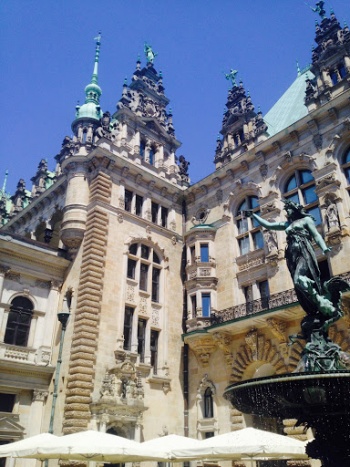 Rathaus Brunnen - Hamburg, HH.jpg