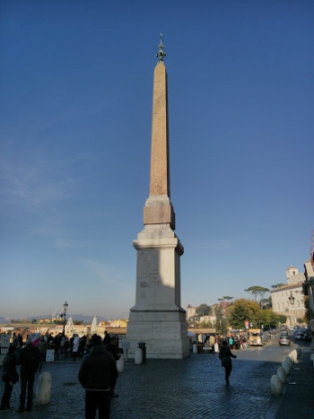 Villa Medici en obelisk Spagna - Roma, Lazio.jpg