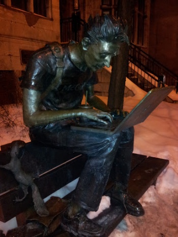 Man with Laptop Statue - Montréal, QC.jpg