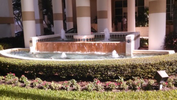 Isola fountain - Miami, FL.jpg