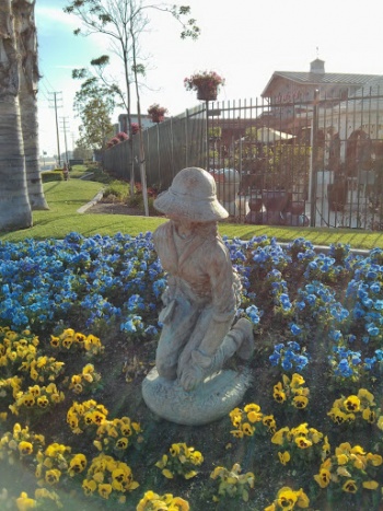 Armstrong Gardener Lady Statue - Costa Mesa, CA.jpg