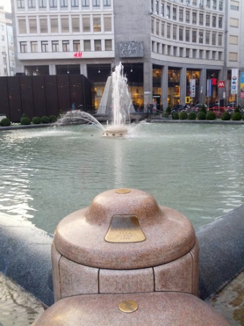 Giochi d'acqua in S. Babila - Milano, Lombardia.jpg
