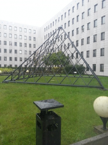 Pyramide pierreux - Nanterre, Île-de-France.jpg