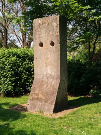 DurchlÃ¶cherte Mauer - Oberhausen, NRW.jpg