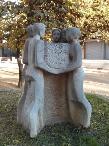 NiÃ±os Abrazando Una Piedra - Barcelona, CT.jpg