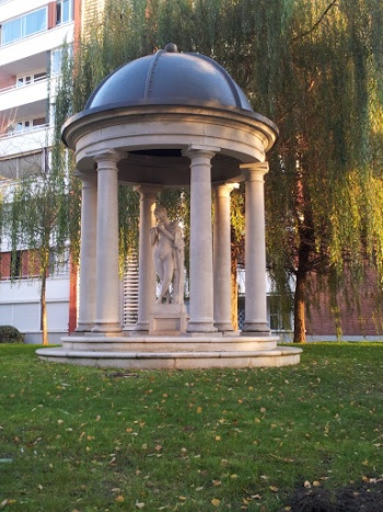 Joueuse de flÃ»te - Puteaux, Île-de-France.jpg