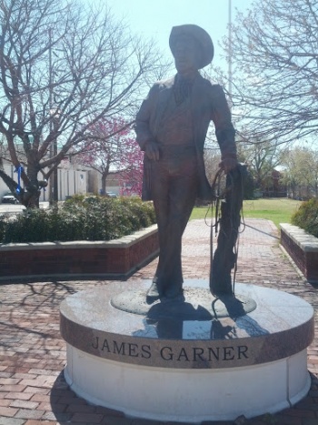 James Garner Statue - Norman, OK.jpg