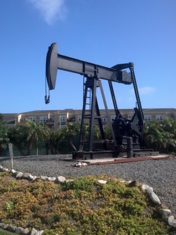 Twinning No. 3 Oil Well - Huntington Beach, CA.jpg