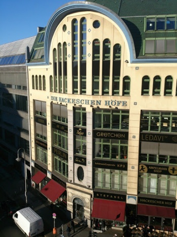 Hackesche HÃ¶fe HauptgebÃ¤ude - Berlin, Berlin.jpg