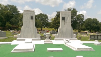Hank Williams Grave - Montgomery, AL.jpg