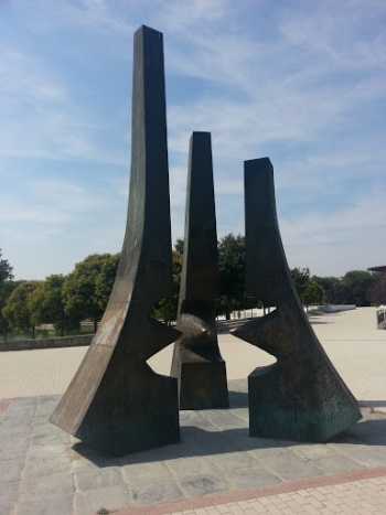 Escultura de Los Tres Poderes - Madrid, Comunidad de Madrid.jpg