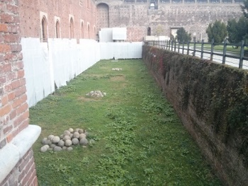 Palle Per Catapulta Nel Fossato Del Castello Sforzesco - Milano, Lombardia.jpg